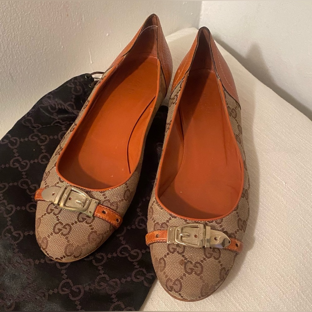 Gorgeous GUCCI Classic GG logo Flats• VINTAGE from the 90s . Size 11B